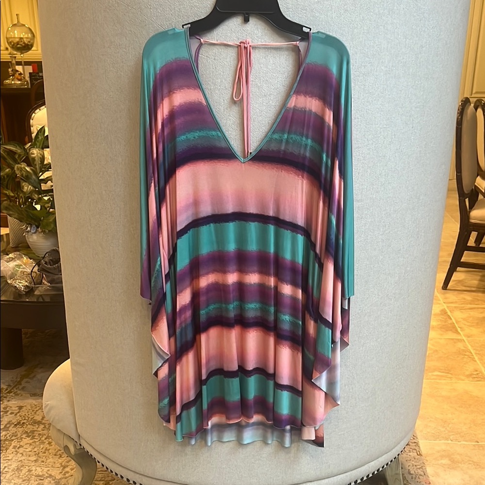 Vix Paula Hermanny Swim Cover Up   with V-Neck and Flowing Sleeves.